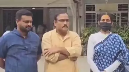 ఇబ్రహీంపట్నం: సరూర్నగర్ డివిజన్ సమస్యలపై జిహెచ్ఎంసి కమిషనర్ ఆర్వి కర్ణన్ ను కలిసినట్లు తెలిపిన కార్పొరేటర్ ఆకుల శ్రీవాణి