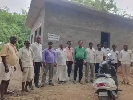 నర్సాపూర్: కౌడిపల్లి లో ఇందిరమ్మ ఇళ్ల నిర్మాణ నమూనాలను పరిశీలించిన అధికారులు
