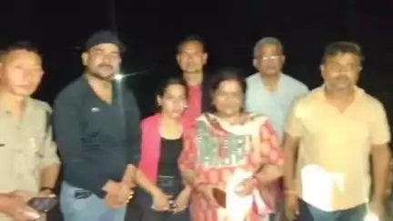 मुनस्यारी: मुनस्यारी पुलिस ने पर्यटकों की कार को निकाला सुरक्षित