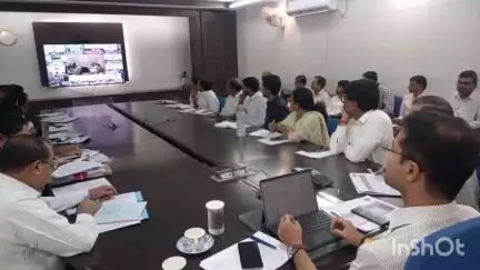 अशोक नगर: प्रमुख सचिव ने वीडियो कांफ्रेंसिंग के माध्यम से राजस्व विभाग की समीक्षा की, एनआईसी कक्ष से अधिकारी जुड़े