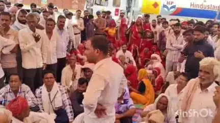 दांतारामगढ़: डांसरोली में युवक की धारदार हथियार से हत्या के मामले में परिजनों ने थाने के बाहर मांगों को लेकर किया विरोध प्रदर्शन
