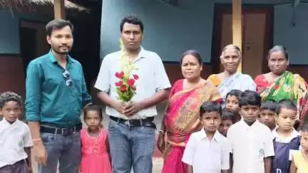 বিনপুর ২: WBCS অফিসার গাড়পাহাড়ের বাসিন্দা কবীন্দ্র হাঁসদাকে সম্বর্ধনা দেওয়া হল গাড়পাহাড় প্রাথমিক বিদ্যালয়ের পক্ষথেকে