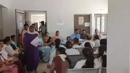 विजयराघवगढ़: सीएमएचओ डॉक्टर राज सिंह ने विजयराघवगढ़ सिविल अस्पताल का निरीक्षण किया, समीक्षा बैठक भी ली