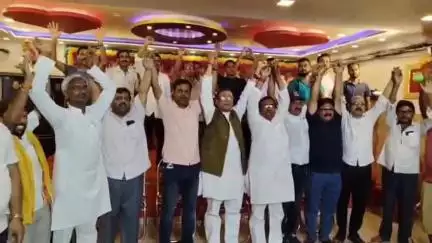 बख्तियारपुर: राष्ट्रीय अध्यक्ष समीर महासेठ 29 जून को पटना में आयोजित वैश्य प्रतिनिधि सम्मेलन का आमंत्रण देने बख्तियारपुर पहुंचे