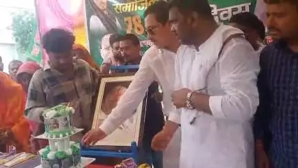 दरभंगा: दरभंगा में राजद कार्यकर्ताओं ने दलित बस्ती में राजद सुप्रीमो लालू प्रसाद यादव का 78वां जन्मदिन मनाया