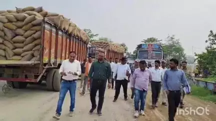 मुंगेली: कलेक्टर कुन्दन कुमार ने बारिश से पहले धान का उठाव सुनिश्चित करने की दी सलाह