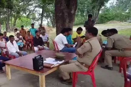 तुलसीपुर: इंडो-नेपाल बॉर्डर से सटे गांवों में संदिग्ध व अवैध गतिविधियों की रोकथाम के लिए ग्राम सुरक्षा समिति की जागरूकता बैठक हुई