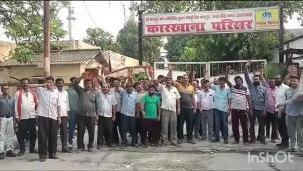 बाजपुर: चीनी मिल कर्मियों ने वेतन न मिलने पर नाराजगी जाहिर करते हुए चीनी मिल गेट पर विरोध प्रदर्शन किया
