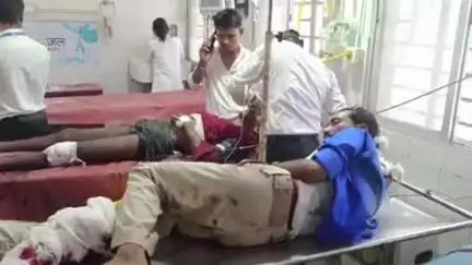 शेखपुरा: बाइक सवार को बचाने में अनियंत्रित ट्रक पलटा, सहचालक और बाइक सवार गंभीर, पावापुरी रेफर