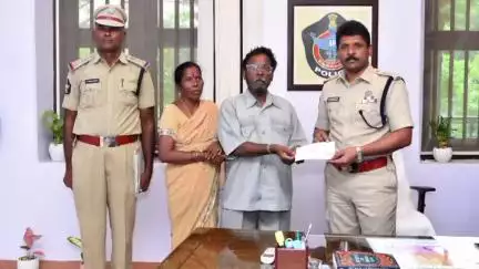 కడప: పదవీ విరమణ పొందిన హోంగార్డు శ్రీనివాసులుకు అండగా నిలిచిన హోంగార్డులు, రూ.4.11లక్షల చెక్కును అందించిన ఎస్పీ అశోక్ కుమార్