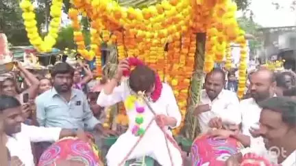 తంబళ్లపల్లెలో ఎర్రగుంట్ల గంగజాతరను బుధవారం గ్రామస్థులు ఘనంగా నిర్వహించారు. ఎమ్మెల్యే ద్వారకనాథ్ రెడ్డి ఎడ్లబండి నడిపారు