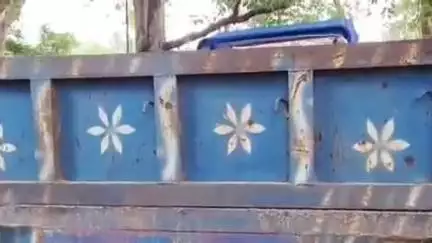 जामा: सिमरा पुल के पास जामा पुलिस और अंचलाधिकारी ने बालू से लदे दो ट्रैक्टर पकड़े