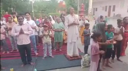 धनौरा: गजरौला के चौहानपुरी स्थित मां दुर्गा मंदिर में हुई भजन संध्या, लोगों ने हनुमान चालीसा व बजरंग बाण का किया गुणगान