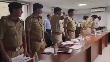रतलाम नगर: उज्जैन रेंज के एडीजीपी ने रतलाम पुलिस कंट्रोल रूम में अधिकारियों की बैठक ली, पुलिस की तारीफ़ की