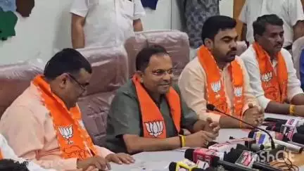 વ્યારા: વ્યારા નગર પાલિકાના હોલમાં રાજ્યના મંત્રીની હાજરીમાં પત્રકાર પરિષદ યોજાઈ.