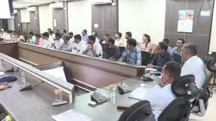 નડિયાદ: આંતરરાષ્ટ્રીય યોગ દિવસની ઉજવણી અંતર્ગત કલેકટર ની અધ્યક્ષતામાં જિલ્લા સેવા સદન ખાતે બેઠક યોજાઈ.