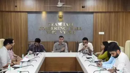 વ્યારા: તાપી જિલ્લા સેવા સદનના હોલમાં જિલ્લા કલેકટરની હાજરીમાં બેઠક યોજાય.