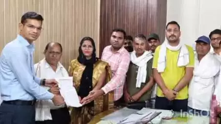 बारां: एमबीबीएस छात्रा की आत्महत्या मामले में बेरवा समाज ने जिला कलेक्टर को मुख्यमंत्री के नाम सौंपा ज्ञापन
