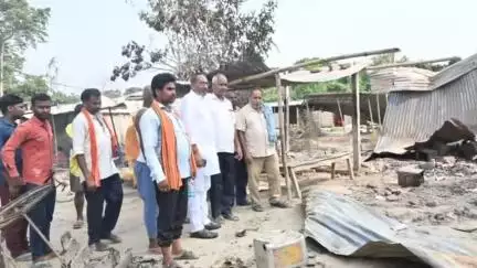 चकिया पिपरा: पिपरा विधायक श्यामबाबू प्रसाद यादव ने नारायणपुर बाजार में अगलगी की घटना का निरीक्षण किया और वस्तुस्थिति का जायज़ा लिया