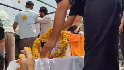 मंदसौर: सेना की गाड़ी से पहुंचा पार्थिव शरीर, गांधी चौराहा पर नम आंखों से विदाई दी गई, विधायक व अन्य रहे मौजूद