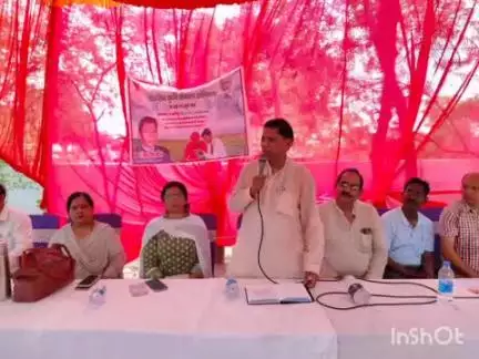 बिंदकी: मकरंदपुर, मदुरी और कुंदेरामपुर गांव में कृषि संकल्प अभियान के अंतर्गत किसान चौपाल का हुआ आयोजन, विधायक रहे मौजूद