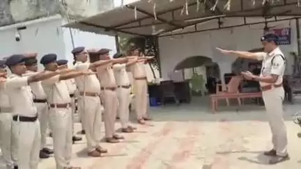कोटवा: सदर अनुमंडल के सभी थाना परिसर में बुधवार को अधिकारियों ने वादी के साथ शिष्टाचार निभाने की शपथ दिलाई