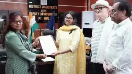 मेदिनीनगर (डालटनगंज): एनएचएम के तहत चयनित अभ्यर्थियों को डीसी ने नियुक्ति पत्र सौंपा