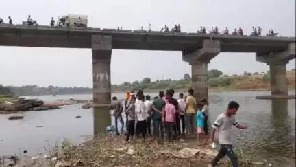 बुरहानपुर नगर: बुरहानपुर: ताप्ती नदी के राजघाट पुल से गिरने पर युवक की मौत, जिला अस्पताल में हुआ पोस्टमार्टम