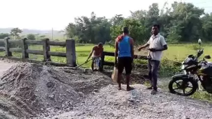 কুমারগ্রাম: পাবলিক অ্যাপে প্রকাশিত খবরের জের, পুখুরিগ্রামে ঘোলানি নদীর সেতু সংলগ্ন ভাঙা রাস্তা মেরামত করা হল #jansamasya