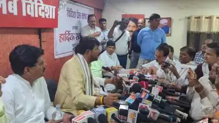 शमशाबाद: विदिशा पहुंचे प्रभारी मंत्री लखन पटेल पत्रकार वार्ता में हुए शामिल, शमशाबाद विधायक सूर्य प्रकाश मीणा भी रहे मौजूद