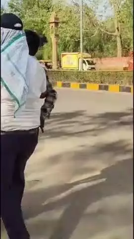 बीकानेर: ट्रैफिक पुलिसकर्मी ने विकलांग राहगीर को गोद में उठाकर बस में बैठाया, वीडियो सोशल मीडिया पर वायरल