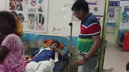 রাজগঞ্জ: একটি ট্রাকে গাদাগাদি করে নিয়ে যাওয়ার সময় গরমে অসুস্থ হয়ে সুলকাপাড়া গ্রামীণ হাসপাতালে ভর্তি হিন্দি হাইস্কুলের ৩ছাত্রী