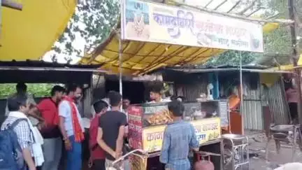 बिरसिंहपुर: तुलसी होटल और कामदगिरि शाहू समोसे पर खाद्य विभाग की छापेमारी, लिए खाद्य सामग्री के सैंपल