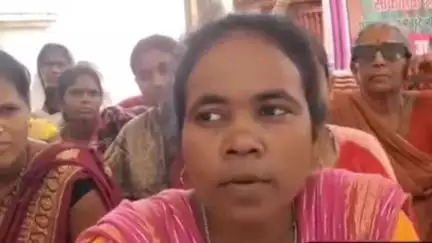 गोड्डा: अशोक स्तंभ परिसर में महिलाओं ने मंईयां सम्मान योजना का लाभ नहीं मिलने पर धरना दिया