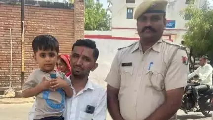 सांचोर: सांचौर में मां से बिछड़ा 3 साल का बच्चा, गुजरात से रिश्तेदार के यहां आए थे, कांस्टेबल ने परिवार से मिलाया