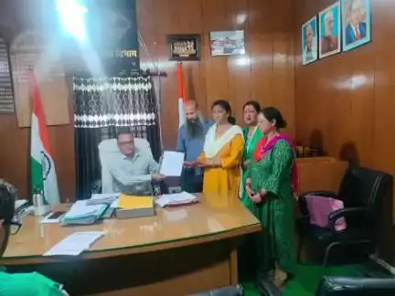 जोशीमठ: बद्रीनाथ में फड़ लगाकर फूल प्रसाद बेचने वाली बेरोजगार महिलाओं के उत्पीड़न और रोजगार से वंचित करने को लेकर SDM को ज्ञापन