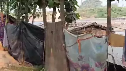 पीरपैंती: शिवनारायणपुर रेलवे स्टेशन के पूरब झुग्गी झोपड़ी में रहने वाले को रेलवे ने किया बेघर समस्या को लेकर जिलाधिकारी #jansamasy