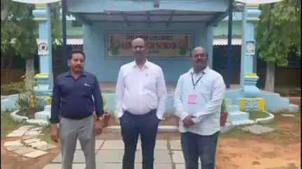 ఇల్లందు: సింగరేణి పాఠశాల వద్ద ఉపాధ్యాయులు తల్లిదండ్రులకు అవగాహన కార్యక్రమం