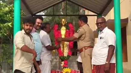 பாலக்கோடு: மாரண்டஅள்ளி காந்தி நகரில் புதிதாக நிறுவப்பட்ட காந்தி சிலைக்கு பேரூராட்சி சார்பில் மாலை அணிவித்து மரியாதை