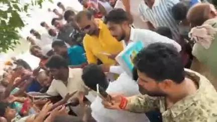 गोपालगंज: सिवान एमएलसी ने थावे प्रखण्ड के धतीवना पंचायत में लालू प्रसाद यादव के जन्मदिन पर बच्चों को कलम कॉपी बांटी