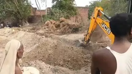बांगरमऊ: बांगरमऊ में राजस्व एवं पुलिस टीम ने अवैध अतिक्रमण हटाकर जल जीवन मिशन के लिए 35 बिस्वा जमीन कराई कब्जा मुक्त