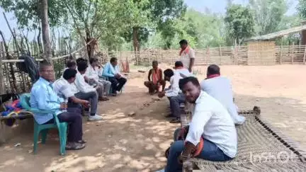 रमकंडा: मंगराही गांव में सर्पदंश से युवती की मौत, विधायक प्रतिनिधि ने परिजनों से मिलकर दी आर्थिक सहायता