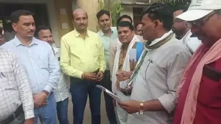 दतिया: आजाद अध्यापक संघ ने 3 सूत्रीय मांगों को लेकर डीईओ कार्यालय में डीपीसी को ज्ञापन सौंपा