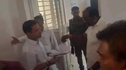 अशोक नगर: कोलूआ रोड पर डिवाइडर बना हादसों का कारण, स्थानीय लोगों ने कलेक्टर को ज्ञापन सौंपकर की हटाने की मांग