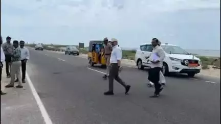 இராமேஸ்வரம்: தனுஷ்கோடியில் தொடர்ந்து கரை ஒதுங்கும் பிளாஸ்டிக் மூலப்பொருட்கள் - 300 கிலோ பிளாஸ்டிக் மூலப்பொருட்கள் சேகரிக்கப்பட்டுள்ளது