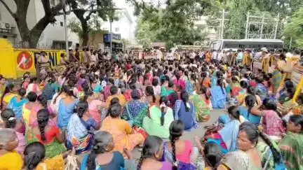 கோவை தெற்கு: மூன்றாவது நாளாக ஆட்சியர் அலுவலகம் முன்பு தொடரும் மாநகராட்சி ஒப்பந்த தூய்மை பணியாளர்கள் போராட்டம்