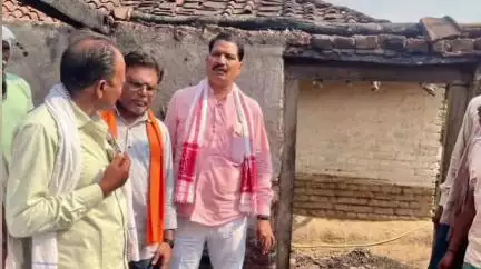 गोटेगांव: थियौरी कला में ग्रामीण के घर में आग लगने से हुआ नुकसान, विधायक ने पहुंचकर दी सहायता राशि