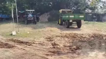 मोहाडी: टाकळी पुनर्वसन येथे रेतीची चोरटी वाहतूक करणारा ट्रॅक्टर वरठी पोलिसांच्या ताब्यात, ट्रॅक्टर चालक-मालकाविरुद्ध गुन्हा दाखल