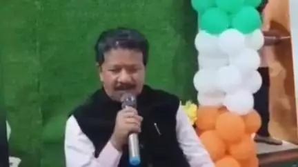 ಚಳ್ಳಕೆರೆ: ಪಟ್ಟಣದಲ್ಲಿ ಡಾ. ರಾಜಕುಮಾರ್ ಸಿನಿಮಾ ಹಾಡು ಹಾಡಿ ಗಮನ ಸೆಳೆದ ಶಾಸಕ ಟಿ.ರಘುಮೂರ್ತಿ