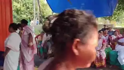 ঢেকিয়াজুলি ভাগ: বালিশিয়া চিৰাজুলি গাঁৱৰ শীতলা মন্দিৰত অনুষ্ঠিত হোৱা শ্ৰীশ্ৰী মা শীতলা দেৱীৰ পূজাৰ লগতে ফল প্ৰণাম সামৰণি পৰিল